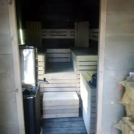 Comfy Retreat For 8 With Hot Tub & Sauna