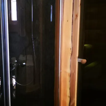 Comfy Retreat For 8 With Hot Tub & Sauna *