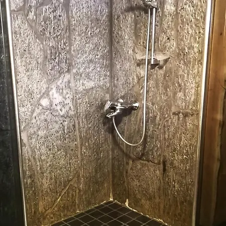 Comfy Retreat For 8 With Hot Tub & Sauna