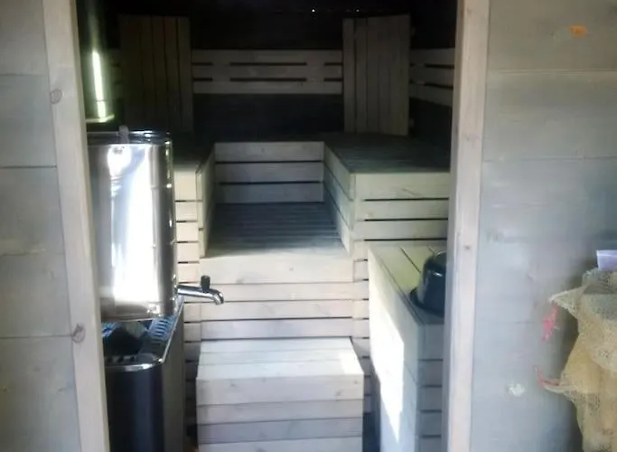 Comfy Retreat For 8 With Hot Tub & Sauna