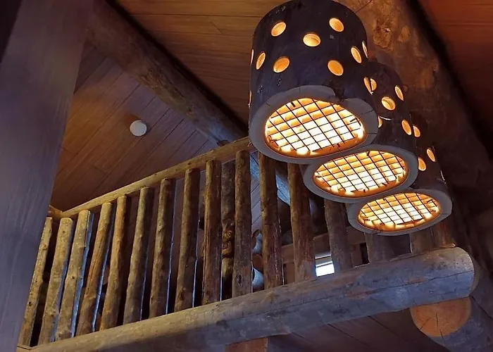 Comfy Retreat For 8 With Hot Tub & Sauna