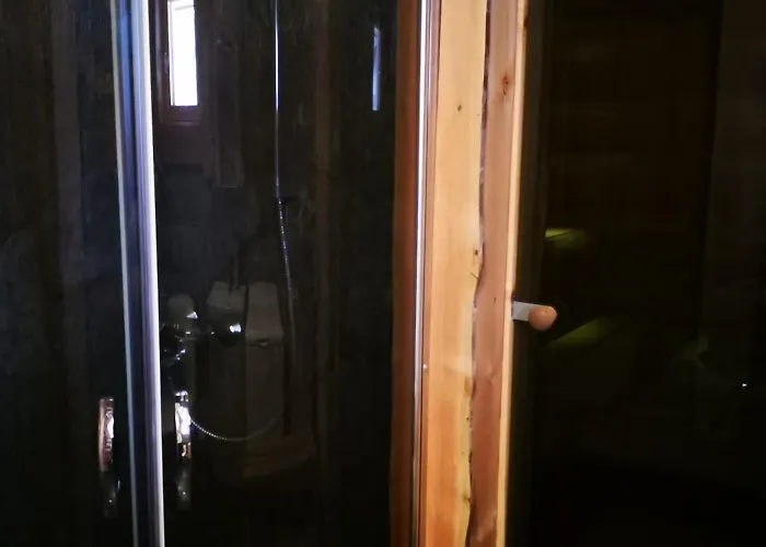 Comfy Retreat For 8 With Hot Tub & Sauna *