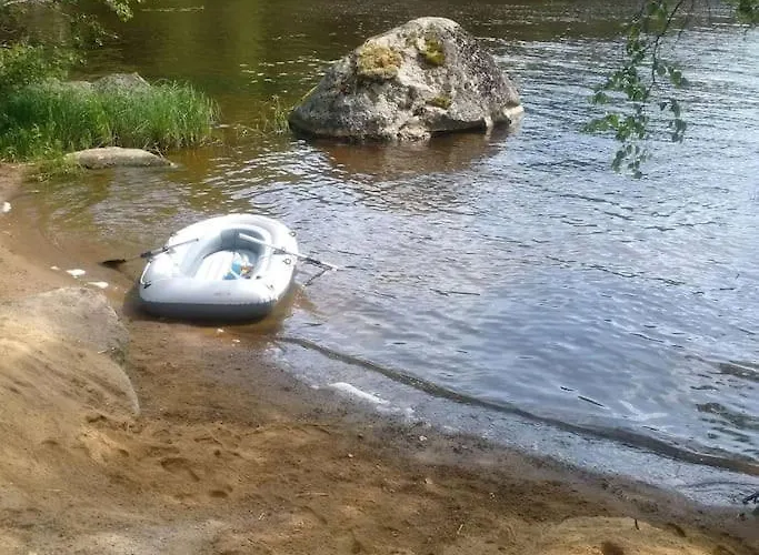 Comfy Retreat For 8 With Hot Tub & Sauna *