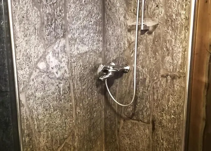 Comfy Retreat For 8 With Hot Tub & Sauna